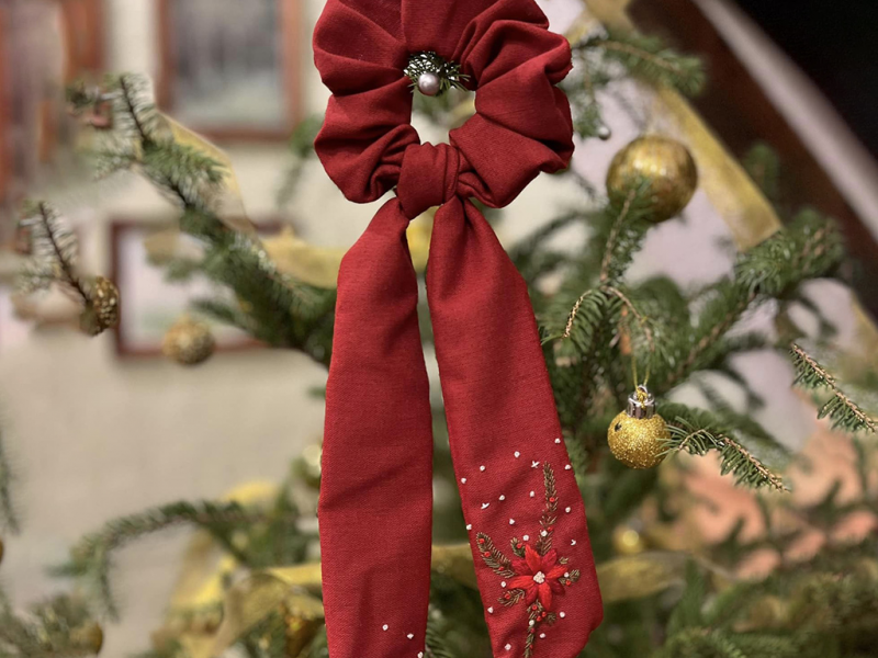 Scrunchie Nơ Tai Thỏ Họa Tiết Hoa Tuyết Đỏ Noel