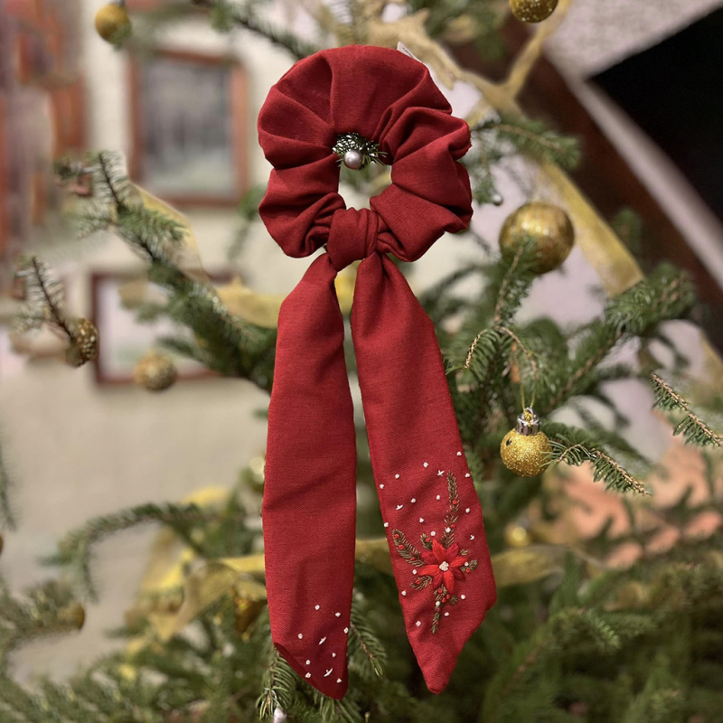 Scrunchie Nơ Tai Thỏ Họa Tiết Hoa Tuyết Đỏ Noel
